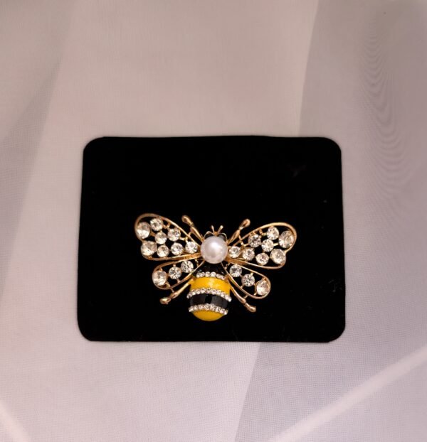 Elegantiška bitės formos sagė