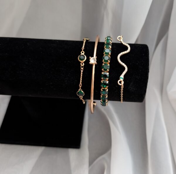 Moteriškų apyrankių rinkinys su žaliais akmenimis