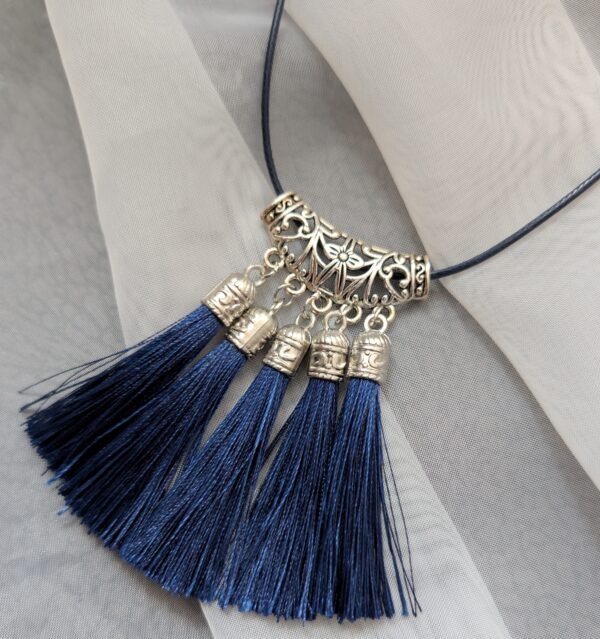 Rankų darbo kaklo pakabukas su kutais įvairių spalvų