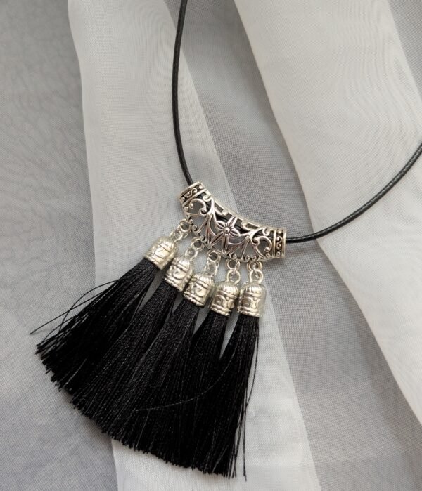 Rankų darbo kaklo pakabukas su kutais įvairių spalvų