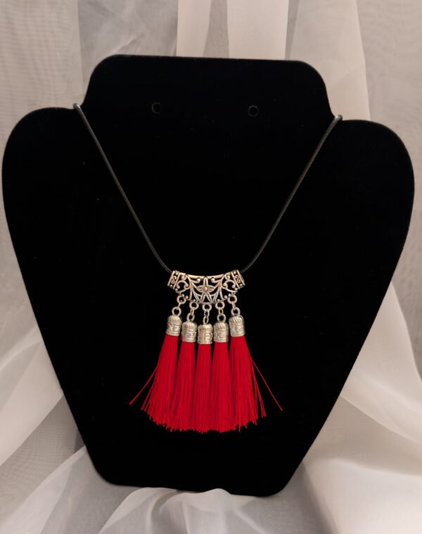 Rankų darbo kaklo pakabukas su kutais įvairių spalvų