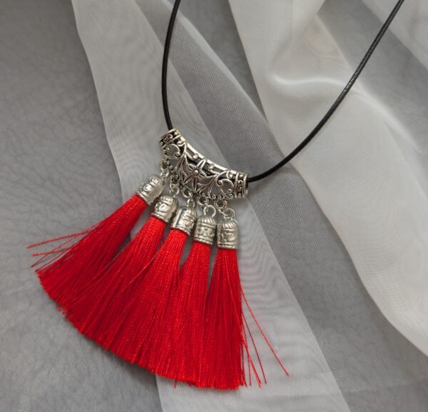 Rankų darbo kaklo pakabukas su kutais įvairių spalvų