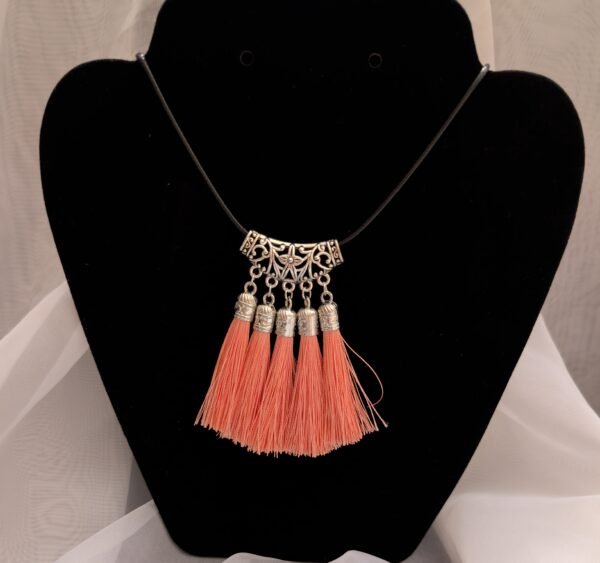 Rankų darbo kaklo pakabukas su kutais įvairių spalvų