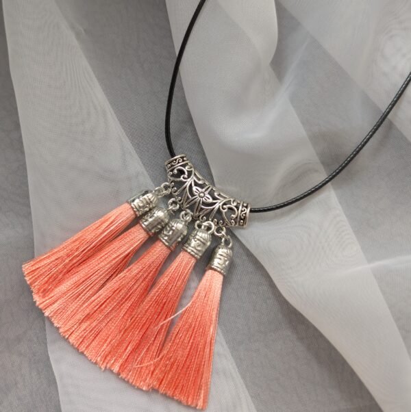 Rankų darbo kaklo pakabukas su kutais įvairių spalvų