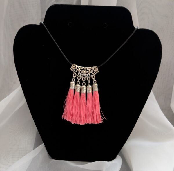 Rankų darbo kaklo pakabukas su kutais įvairių spalvų