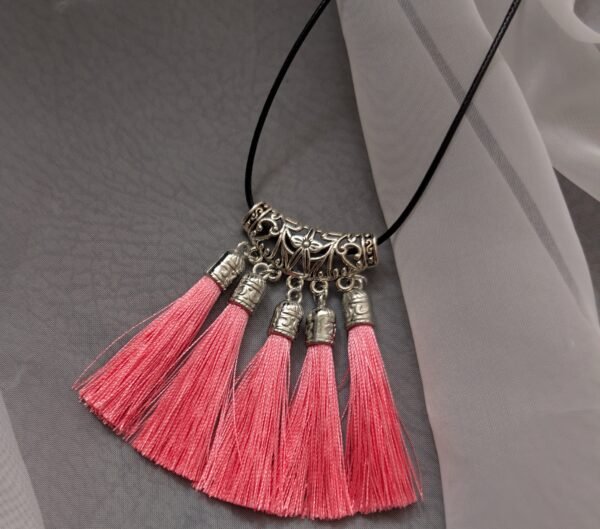 Rankų darbo kaklo pakabukas su kutais įvairių spalvų