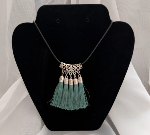 Rankų darbo kaklo pakabukas su kutais įvairių spalvų