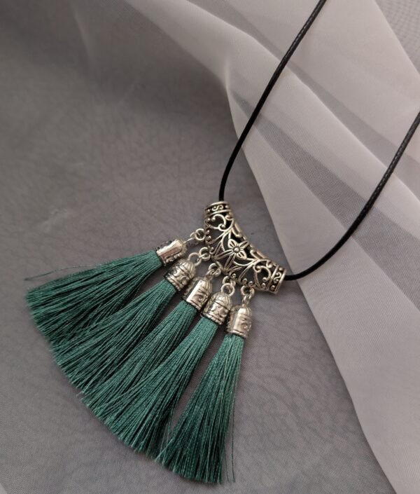 Rankų darbo kaklo pakabukas su kutais įvairių spalvų