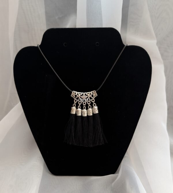 Rankų darbo kaklo pakabukas su kutais įvairių spalvų