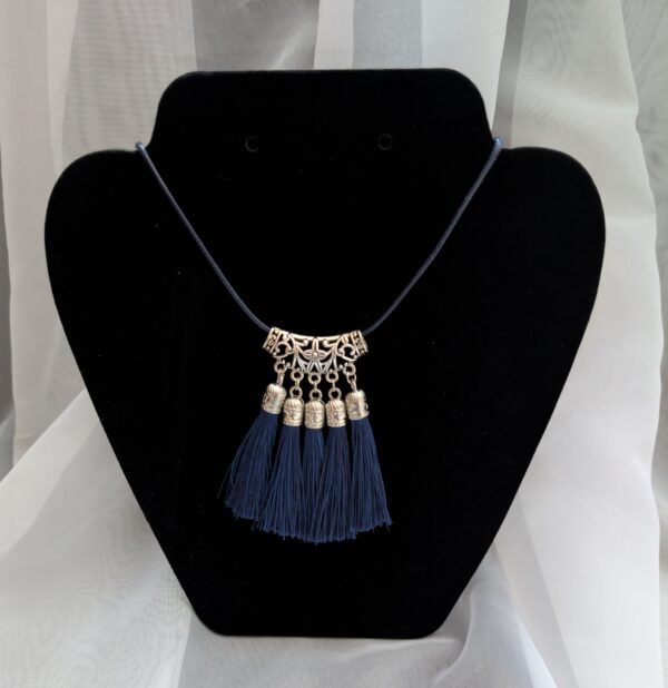 Rankų darbo kaklo pakabukas su kutais įvairių spalvų