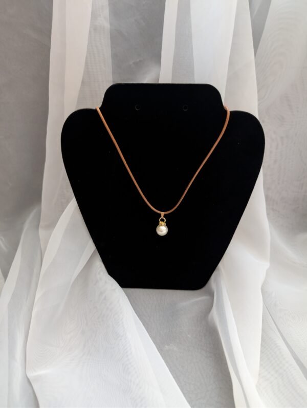 Rankų darbo perlų pakabukas