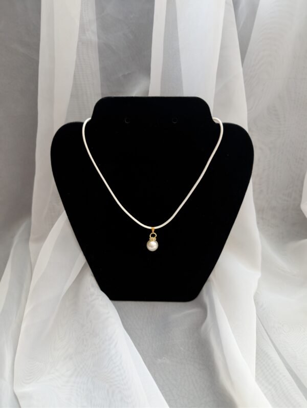 Rankų darbo perlų pakabukas