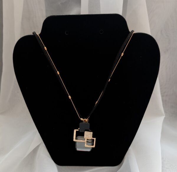 Modernus pakabukas su geometriniais elementais