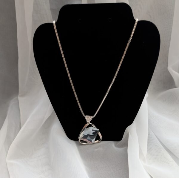 Pakabukas su kristalu