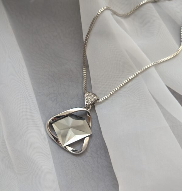 Pakabukas su kristalu