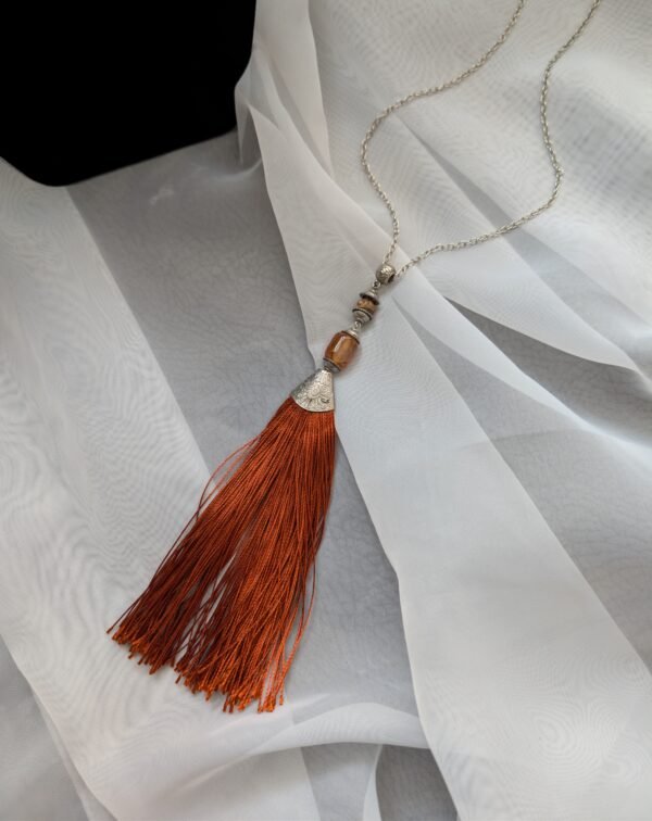 Kaklo pakabukas su kutu ir karoliuku akcentu