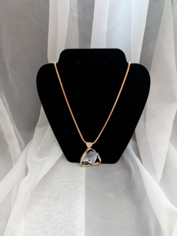 Pakabukas su kristalu