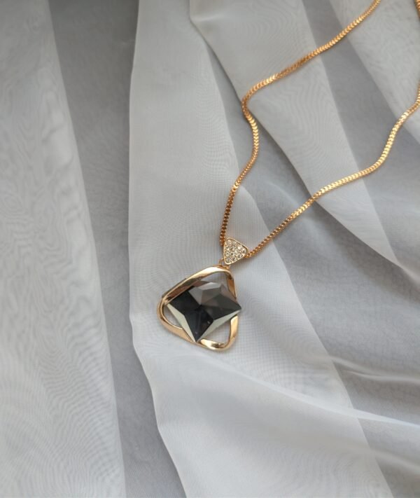 Pakabukas su kristalu