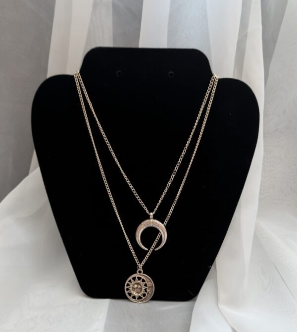 Dvigubas sidabrinės spalvos kaklo papuošalas