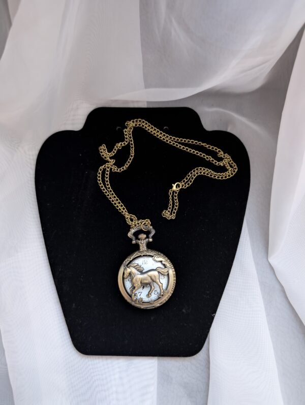 Vintažinis kišeninis laikrodis su žirgo dizainu