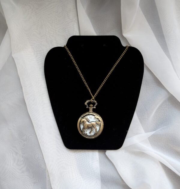 Vintažinis kišeninis laikrodis su žirgo dizainu