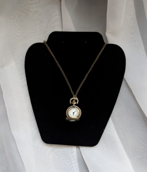 Vintažinio stiliaus laikrodis su grandinėle