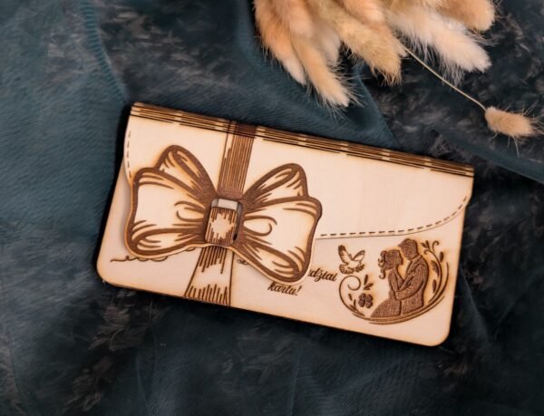 Medinė graviruota pinigų vokelio dėžutė