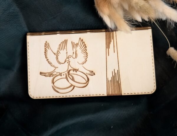 Medinė graviruota pinigų vokelio dėžutė