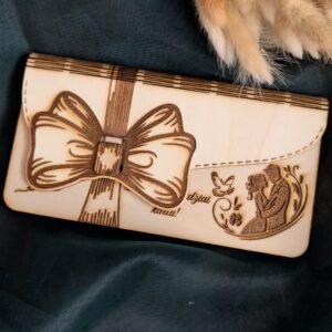 Medinė graviruota pinigų vokelio dėžutė