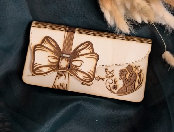 Medinė graviruota pinigų vokelio dėžutė