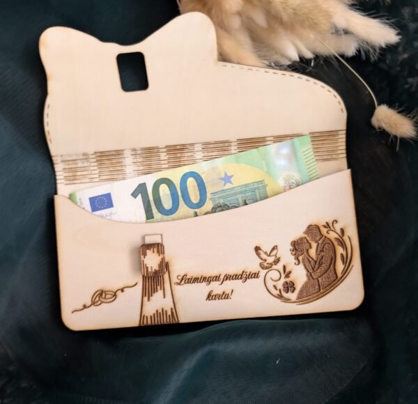 Medinė graviruota pinigų vokelio dėžutė