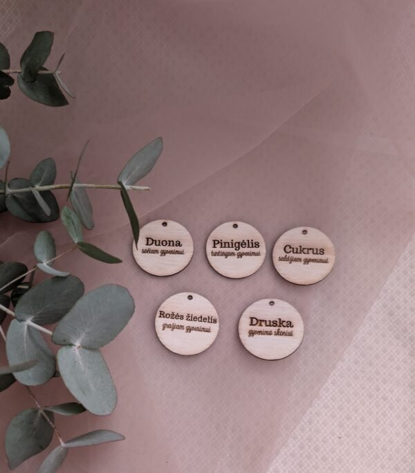 Mediniai pakabukai krikštynų maišeliams