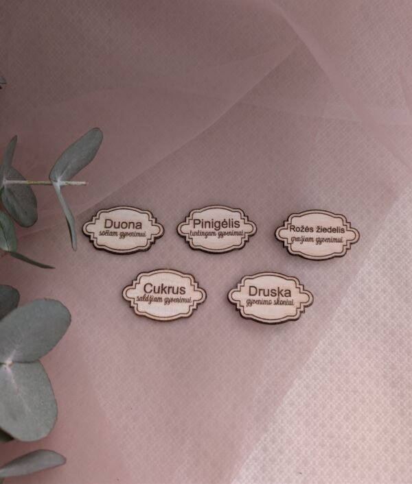 Mediniai palinkėjimų ženkliukai krikštynoms