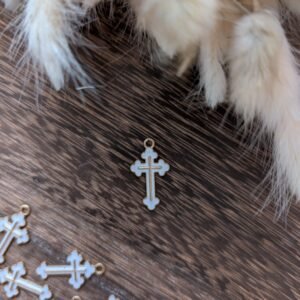 Kryželio formos pakabukas su baltu emaliu, aukso spalvos