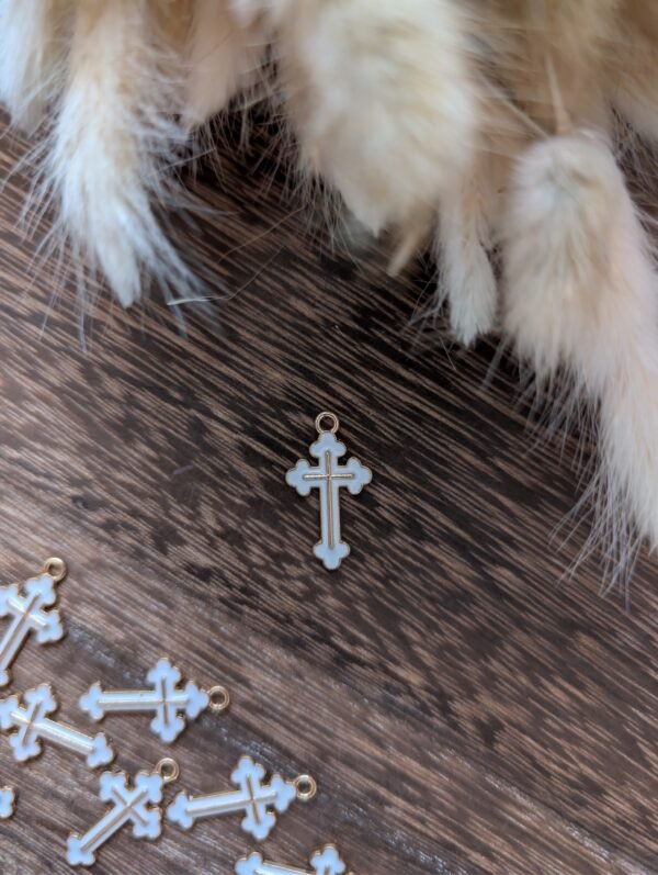 Kryželio formos pakabukas su baltu emaliu, aukso spalvos