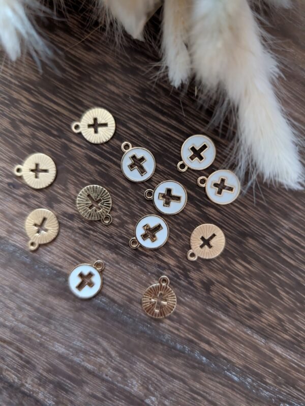 Apvalūs pakabukai su kryželiu