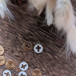 Apvalūs pakabukai su kryželiu