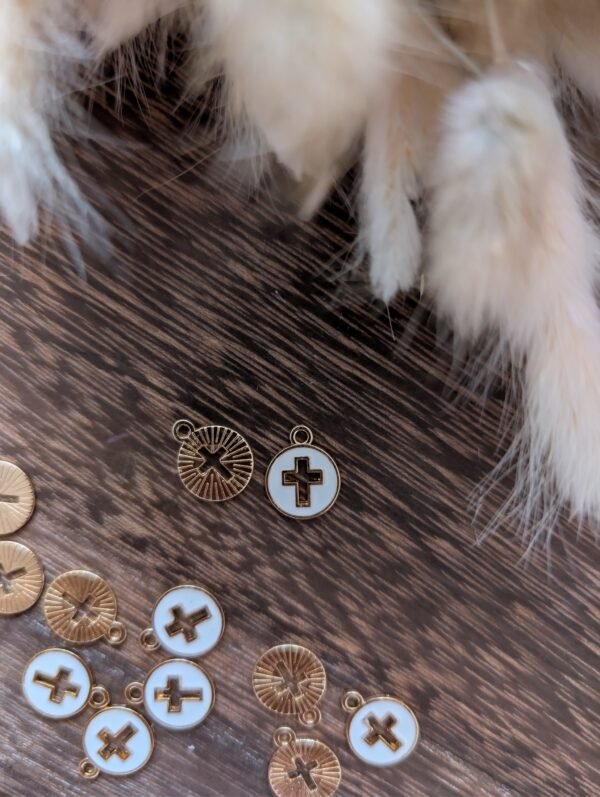 Apvalūs pakabukai su kryželiu