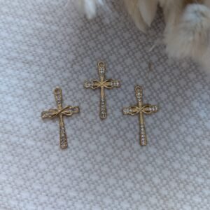 Kryželio pakabukas su akutėmis