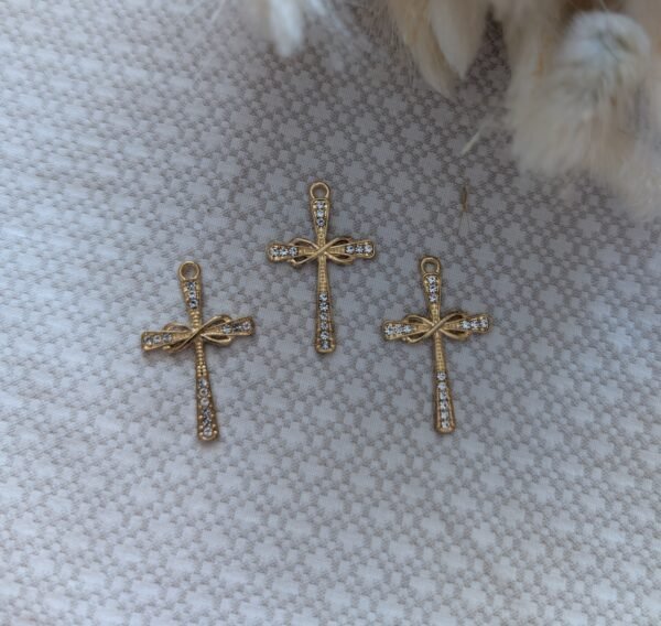 Kryželio pakabukas su akutėmis