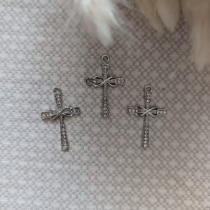 Kryželio pakabukas su akutėmis