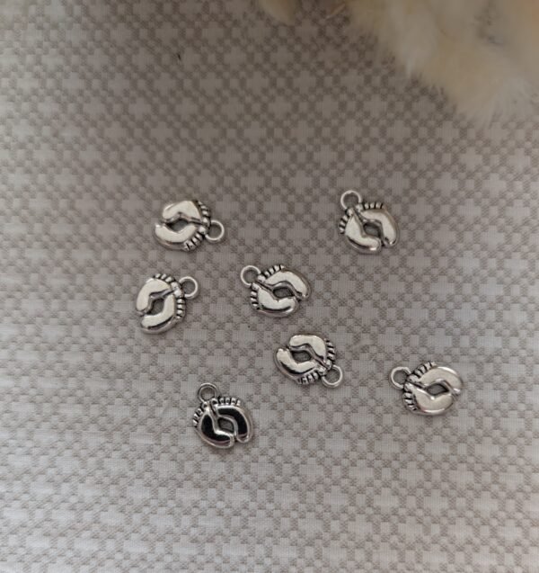 Pakabukas kūdikio pėdutės