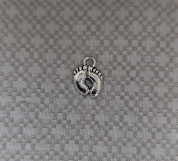 Pakabukas kūdikio pėdutės