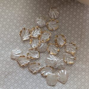 Kriauklelės formos pakabukas su auksiniu kraštu