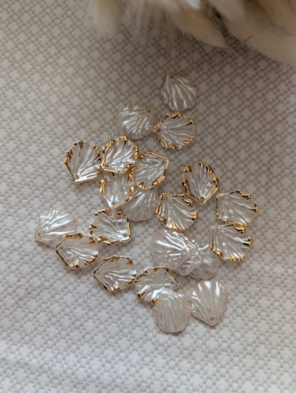 Kriauklelės formos pakabukas su auksiniu kraštu