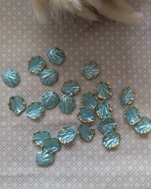 Kriauklelės formos pakabukas su auksiniu kraštu