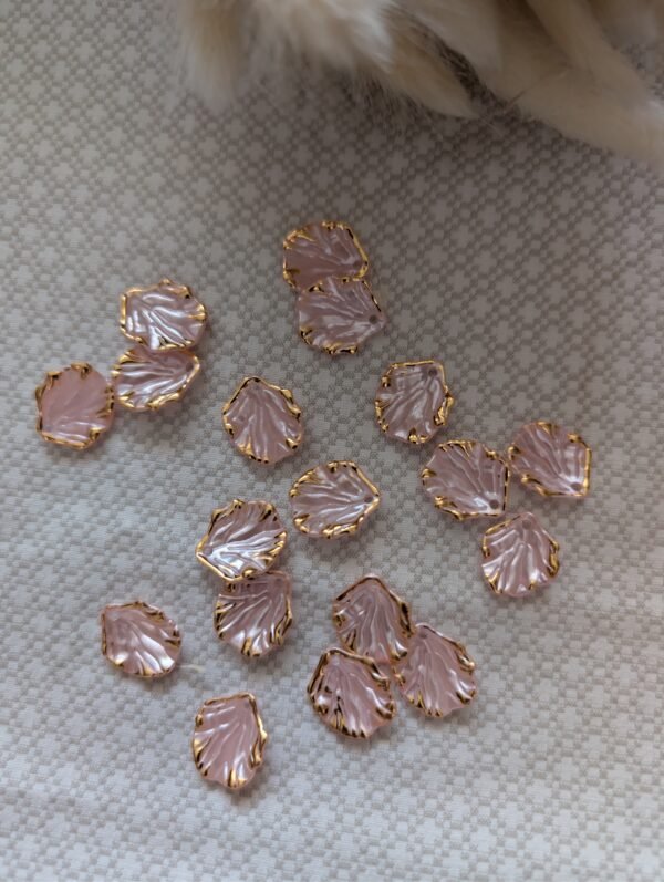 Kriauklelės formos pakabukas su auksiniu kraštu