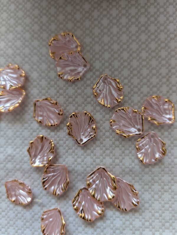 Kriauklelės formos pakabukas su auksiniu kraštu