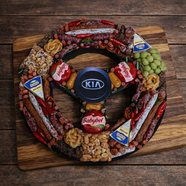 Vyriška užkandžių puokštė „Vairas“ (su pasirinktu automobilio logotipu)