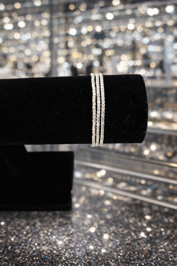 Auksinės ir sidabrinės spalvos apyrankės su žėrinčiais akmenėliais